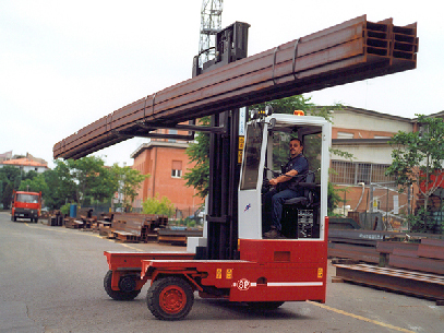 QL sideloader handling steel beams as a front loader